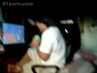 女友打手槍，室友玩游戲！