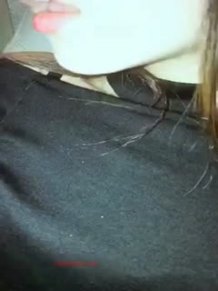 网红美女请师傅到地下车库修车时看男的长得帅故意诱惑勾引2人车内激情啪啪车震.mp4